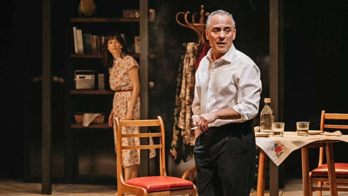 El actor Javier Gutiérrez en uan escena de 'Los yugoslavos', obra de teatro que llega a Santiago.