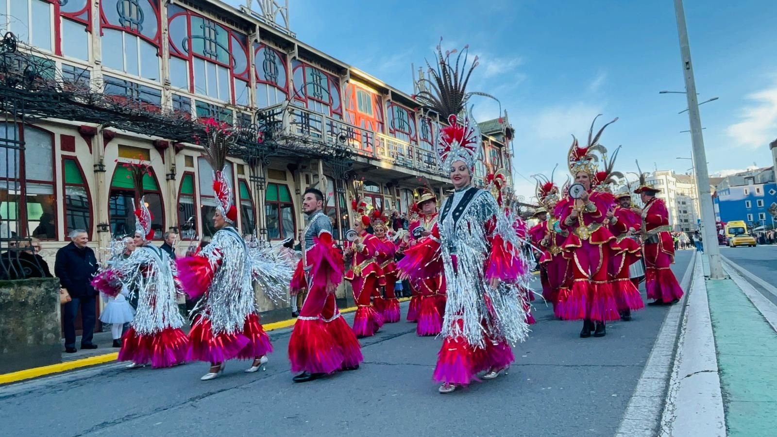 Carnaval 2023: Las comparsas llenan de color el centro de Sada