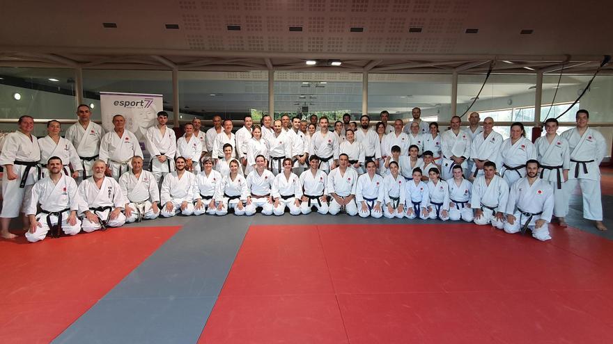 Uns vuitanta karateques de Catalunya i diversos punts d’Europa participen en un seminari d’Esport7