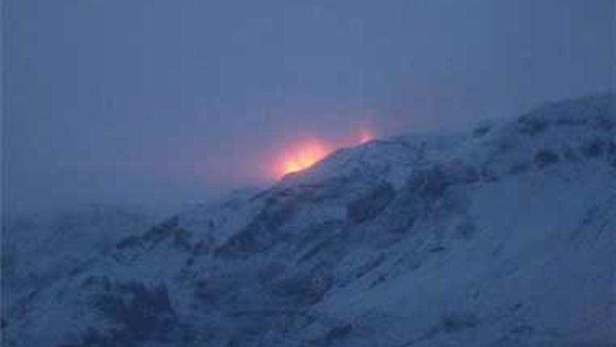 Entra en erupción un volcán debajo de un glaciar en Islandia