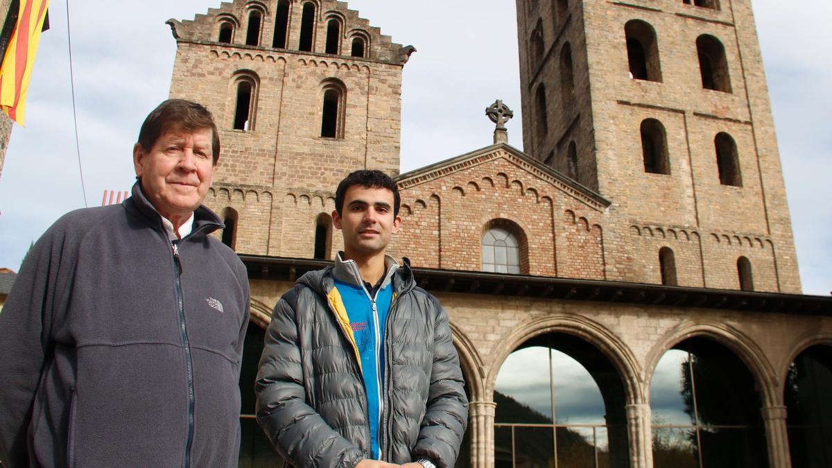 El rector de Ripoll, Josep Sala i Ferran Raigón, membre de la comissió de l'orgue a l'exterior del temple