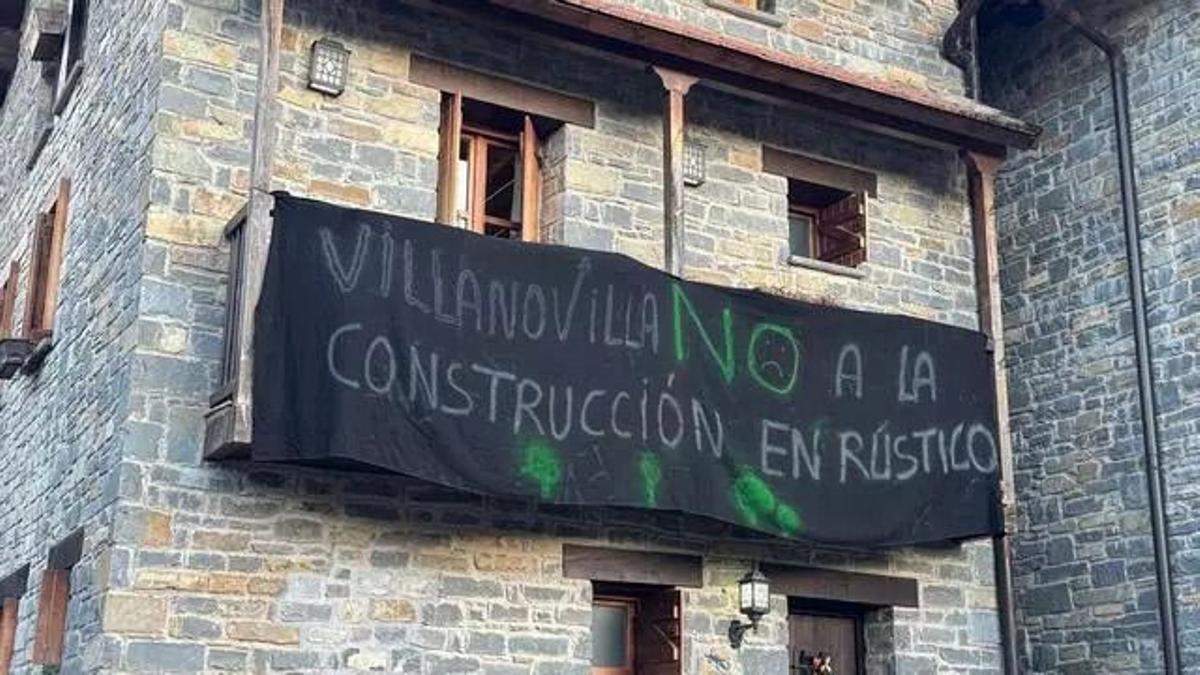 Los vecinos han protestado por la situación, incluso con pancartas.