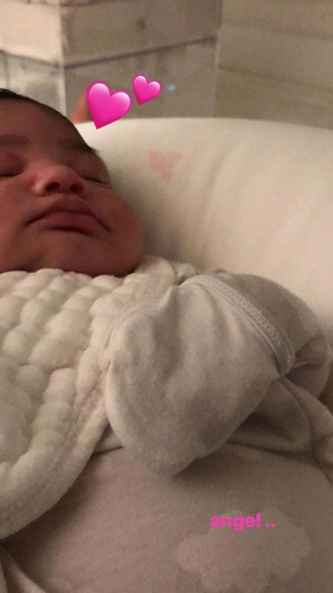 Stormi y sus mofletitos mostrados por Kylie Jenner