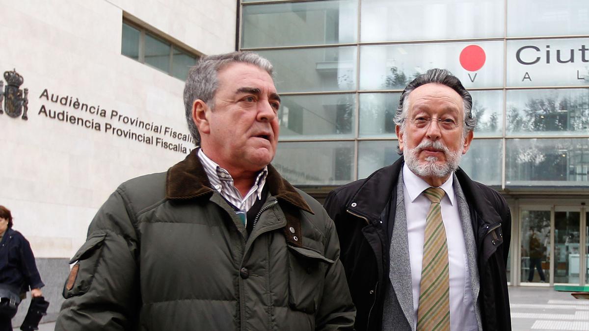 Alfonso Grau y su primer abogado en el caso Nóos, José María Corbín, ambos ahora investigados en el caso Azud, en una imagen de 2011.