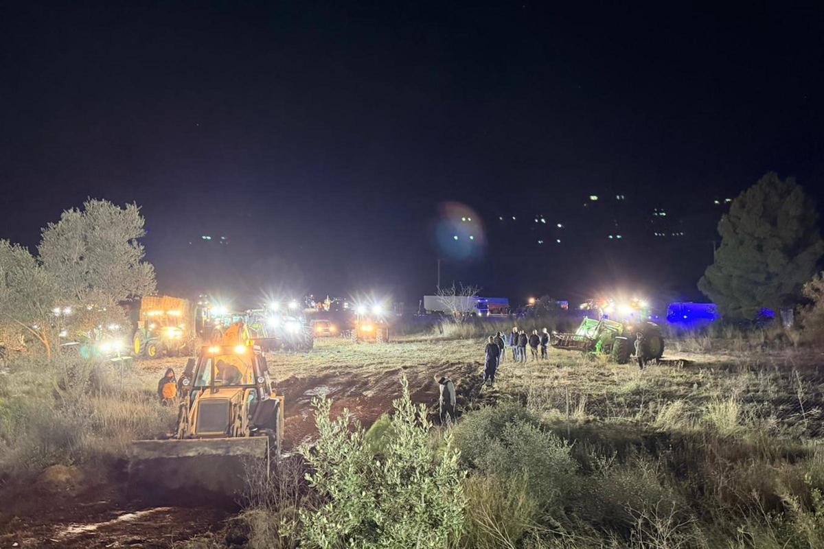 Les fotos del tall dels pagesos a l'AP-7 i l'N-II a l'Empordà