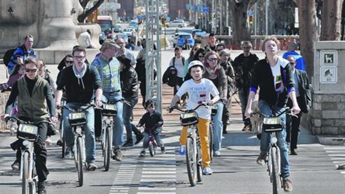 Cruce para peatones y bicicletas, en la plaza de Tetuan de Barcelona.