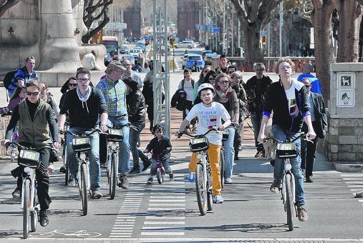 Cruïlla per a vianants i bicicletes, a la plaça de Tetuan de Barcelona.