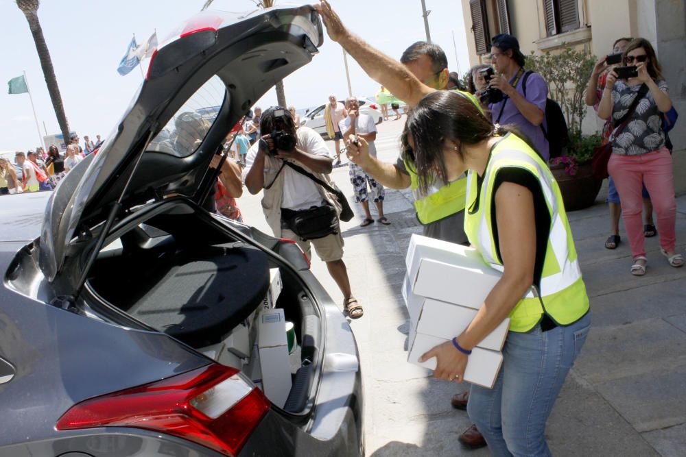 Agents de la Guàrdia Civil amb documentació de l'ajuntament de Lloret