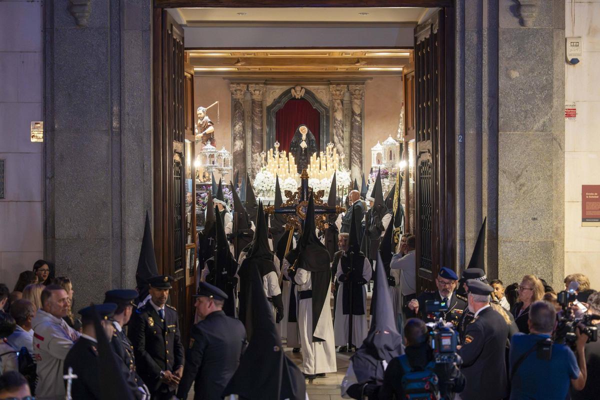 Fotogalería | Miles de fieles acompañan a la Soledad en su procesión más sobria por el Casco Antiguo de Badajoz Fotogalería | Miles de fieles acompañan a la Soledad en su procesión más sobria por el Casco Antiguo de Badajoz