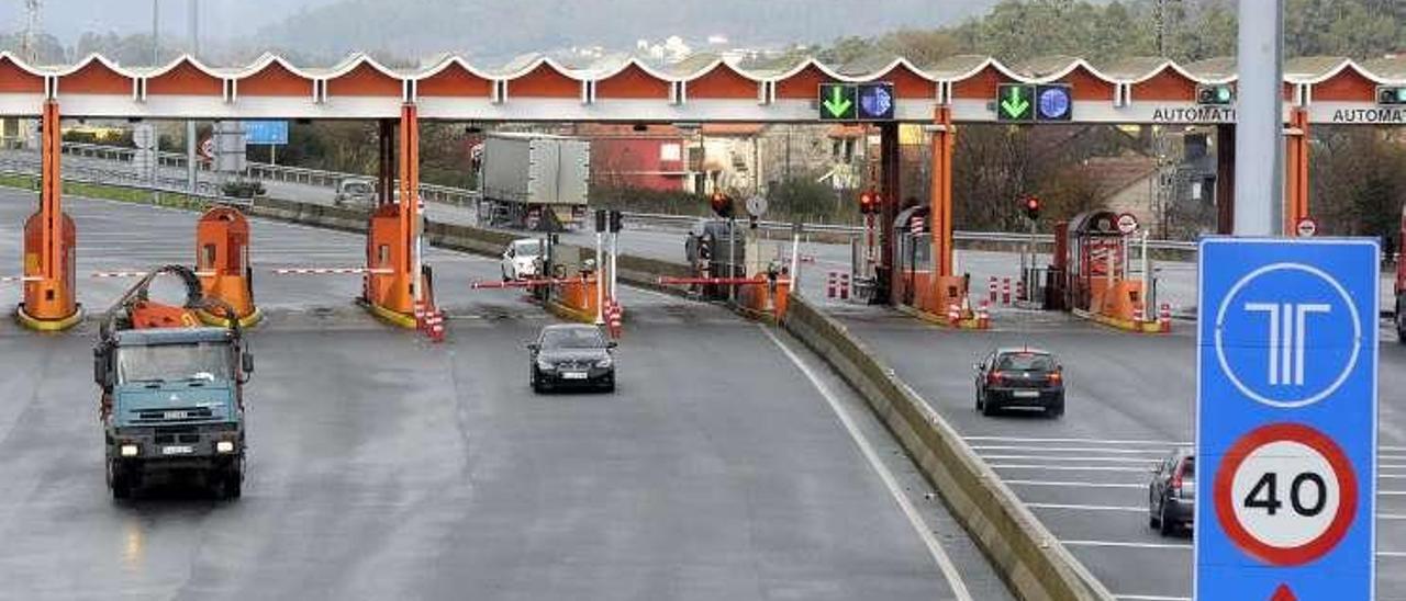 Cabinas de peaje en la AP-9 a la altura de Vilaboa. // Noé Parga