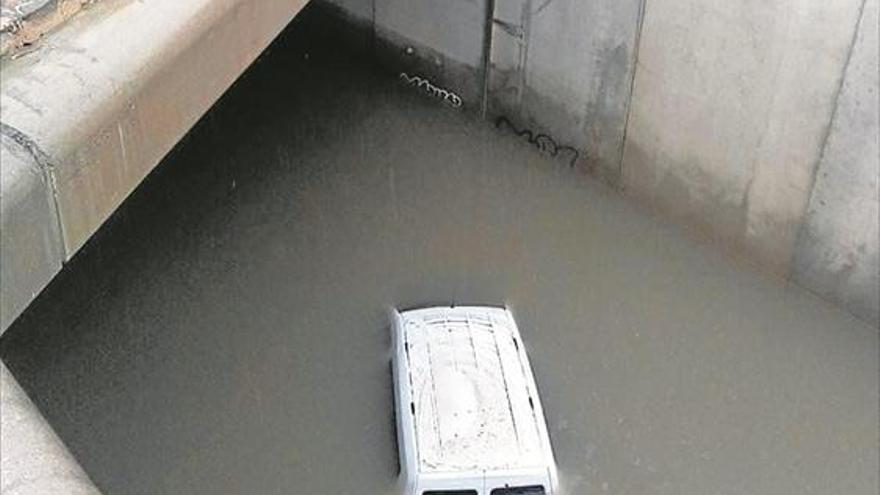 Calles y bajos de Vila-real inundados, daños por rayo y rescate de atrapados en el coche