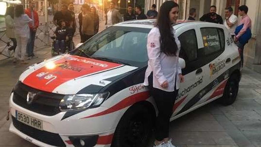 Carla Álvarez posa junto al Dacia Sandero, ayer, en Las Caldas.