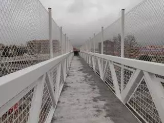 La nueva pasarela peatonal sobre la AP-9 hacia Vialia ya está abierta al público