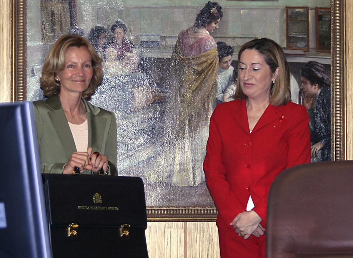 Elena Salgado y Ana Pastor, en el intercambio de la cartera como ministras de Sanidad en 2004.