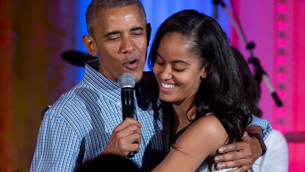 Barack Obama canta en público el ‘cumpleaños feliz’ a su hija Malia