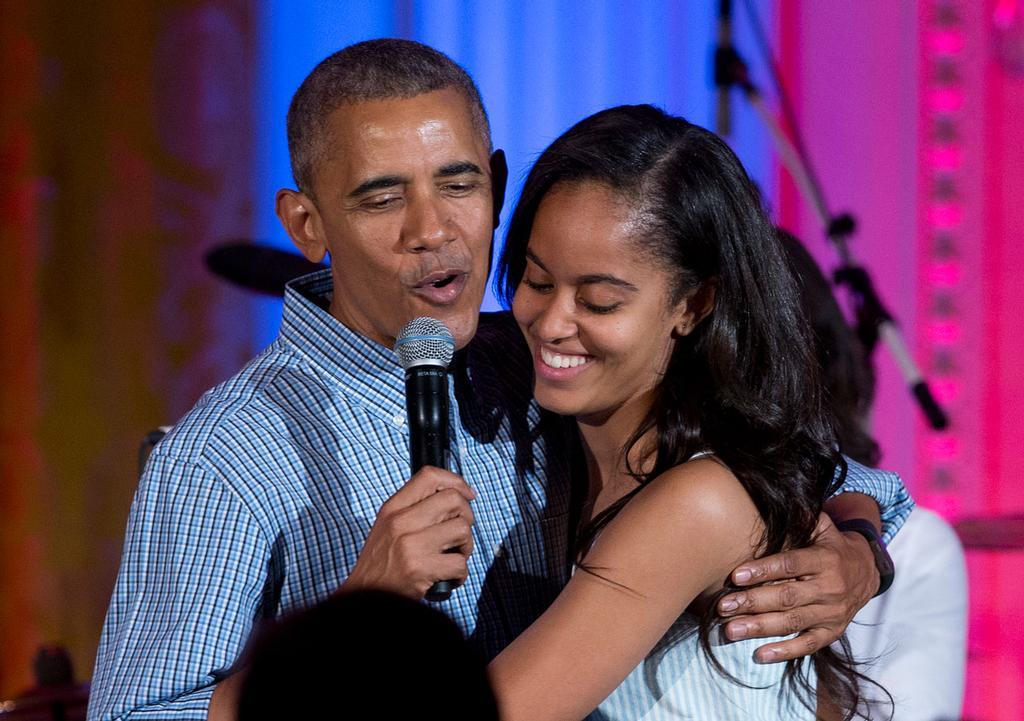 Barack Obama canta en público el ‘cumpleaños feliz’ a su hija Malia