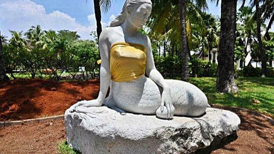 Indonèsia Cobreixen els pits de dues estàtues de sirena d&#039;un parc