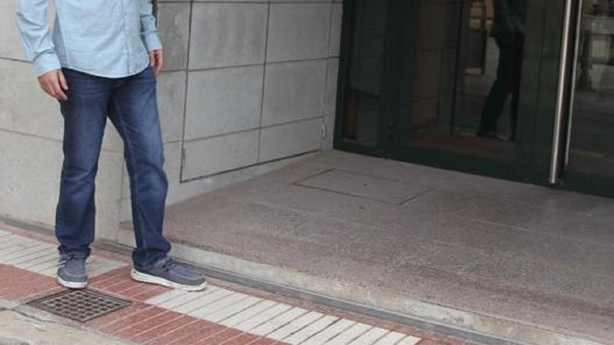 Un hombre señala un escalón en la entrada de un establecimiento público, en una imagen de archivo.