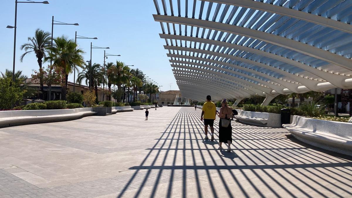 Paseo de Vista Alegre, del que desaparecieron ficus y palmeras en los años 90, para construir un aparcamiento subterráneo y que cuenta con una pérgola que no proyecta sombra