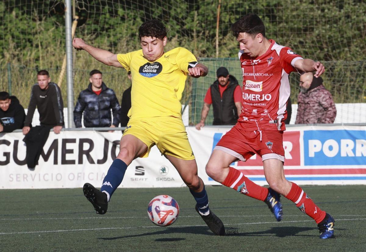 Un jugador del Atios y otro del Pontevedra B luchan por hacerse con la posesión del balón. | JOSE LORES