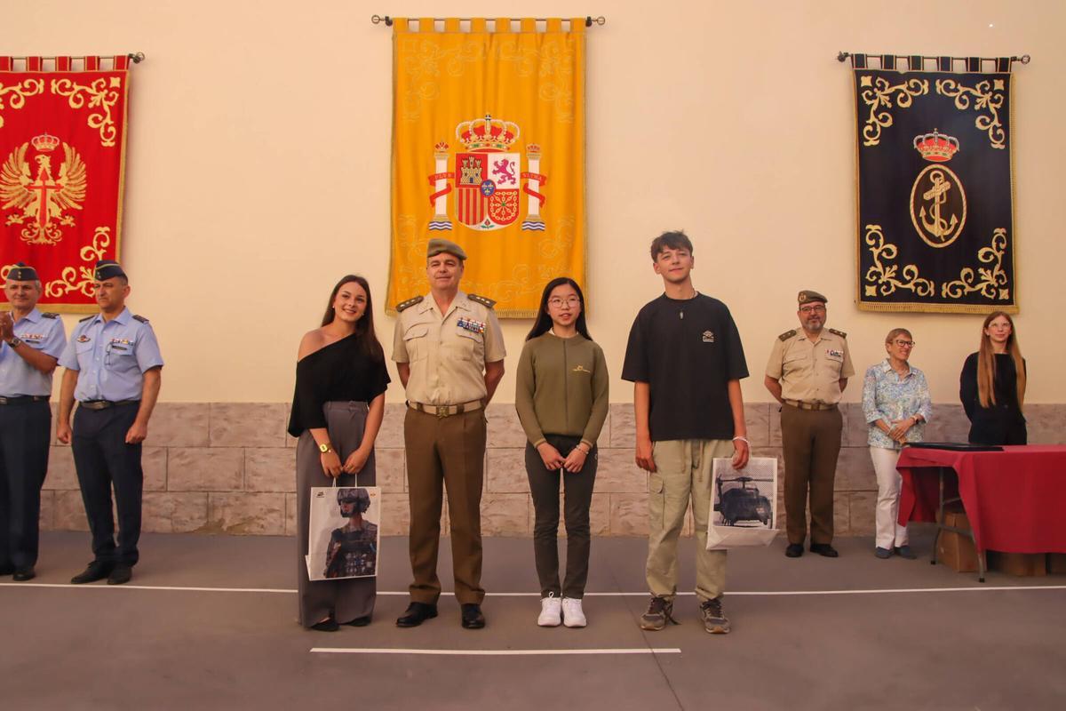 Acto de entrega de diplomas a los tres estudiantes de Secundaria finalistas de la edición valenciana de la 13º concurso Carta a un militar español, con izado de bandera en la Delegación de Defensa y visita guiada al Museo Histórico Militar de València.