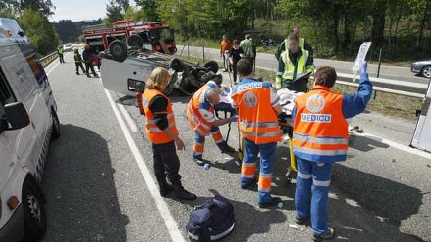 Sanitarios del 061 atienden al hombre que falleció en el hospital y, al fondo, la furgoneta de la pareja.