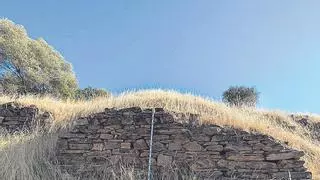Un historiador descubre restos de dos fortalezas desconocidas en la Sierra de Hornachuelos