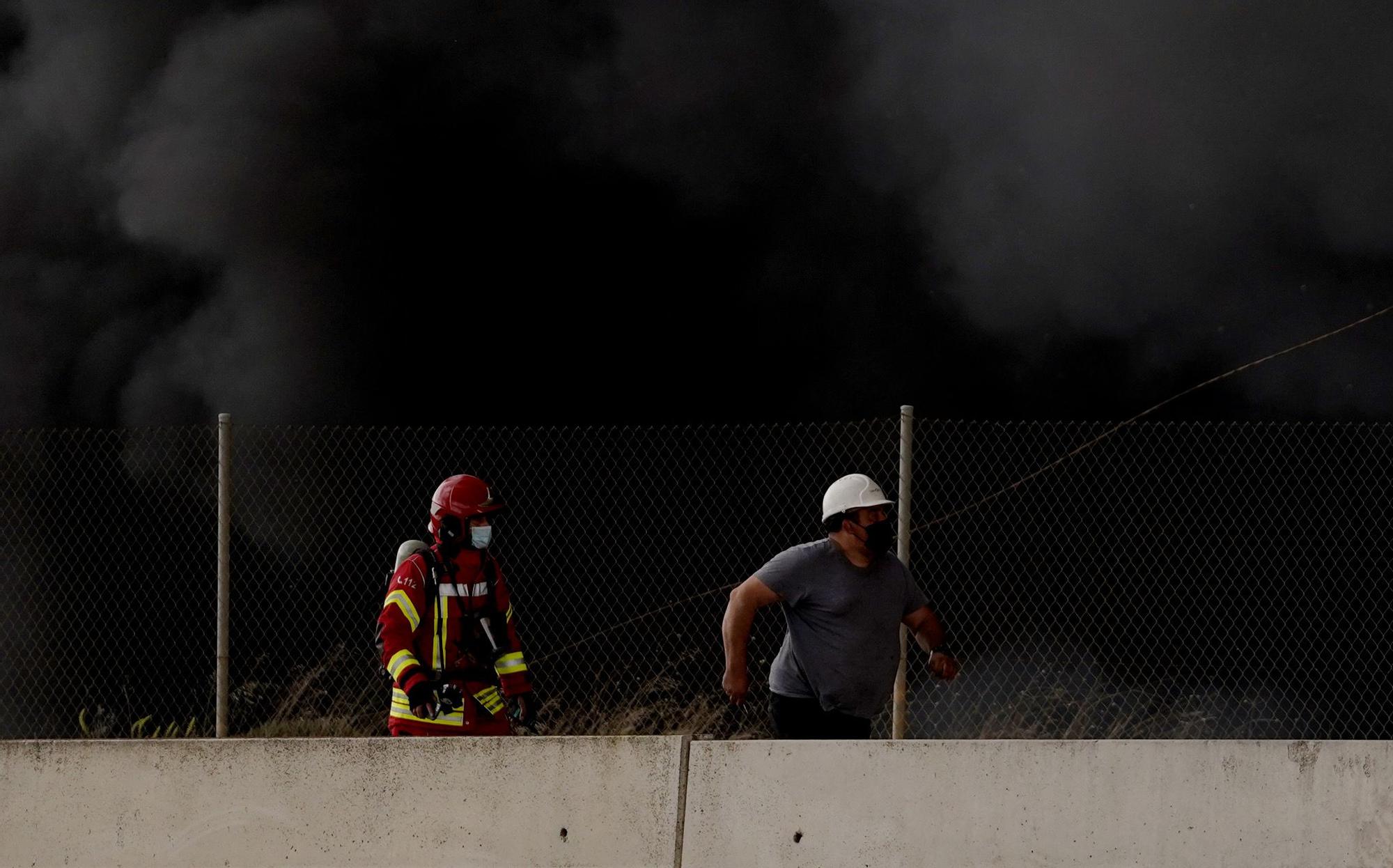 Gran nube de humo por un incendio en una nave industrial de Seseña, en Toledo