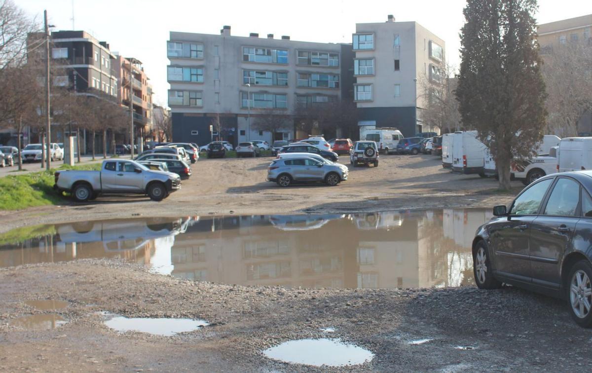 L'aparcament del parc de les Aigües de Figueres es converteix en una gran bassa cada vegada que plou.