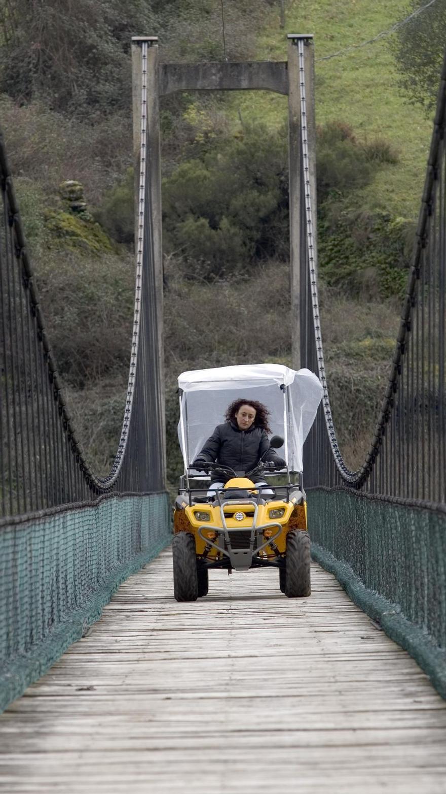 Elma Andrés cruza el puente que lleva a Riodeporcos en su quad