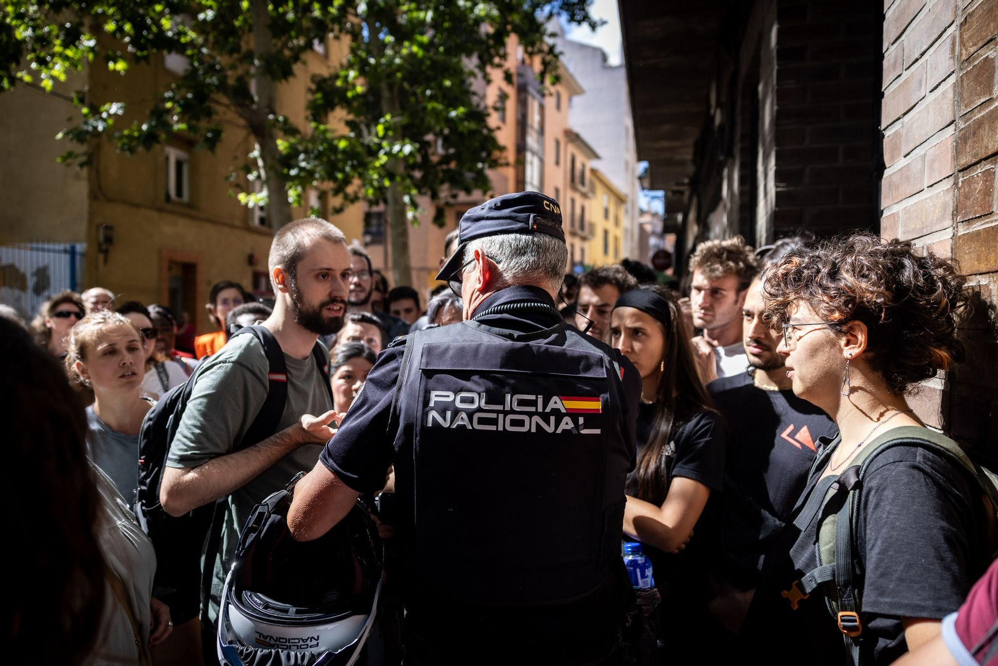 En imágenes |  Zaragoza se moviliza contra el desahucio de Samanta: "Es injusto lo que está pasando"