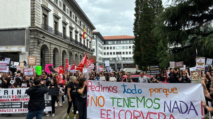 VÍDEO: Las trabajadoras de las escuelinas se rebelan contra el Principado y empiezan su huelga: &quot;Es el Gobierno de la foto; inaugura centros sin atender nuestra situación laboral&quot;