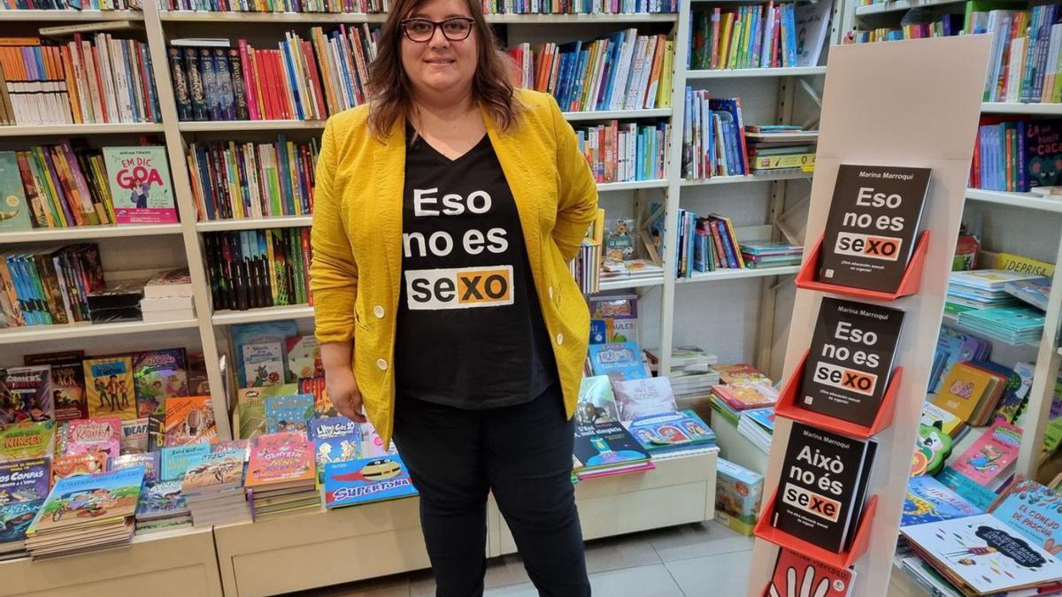 La escritora y educadora social, Marina Marroquí, con varios ejemplares de Eso no es sexo.