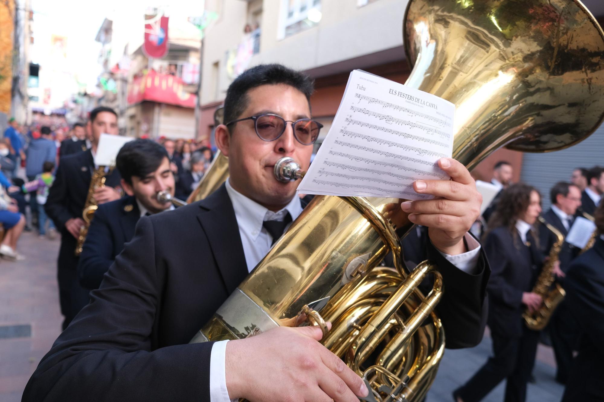 El pasodoble de la euforia abre las fiestas de Petrer