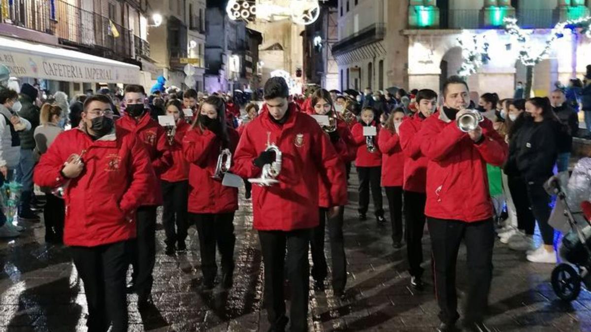 La Banda de cornetas marca el ritmo del desfile. | M. J. C.