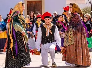 El baile folclórico de Pitiüses, Jávea y Nápoles se da cita en Formentera