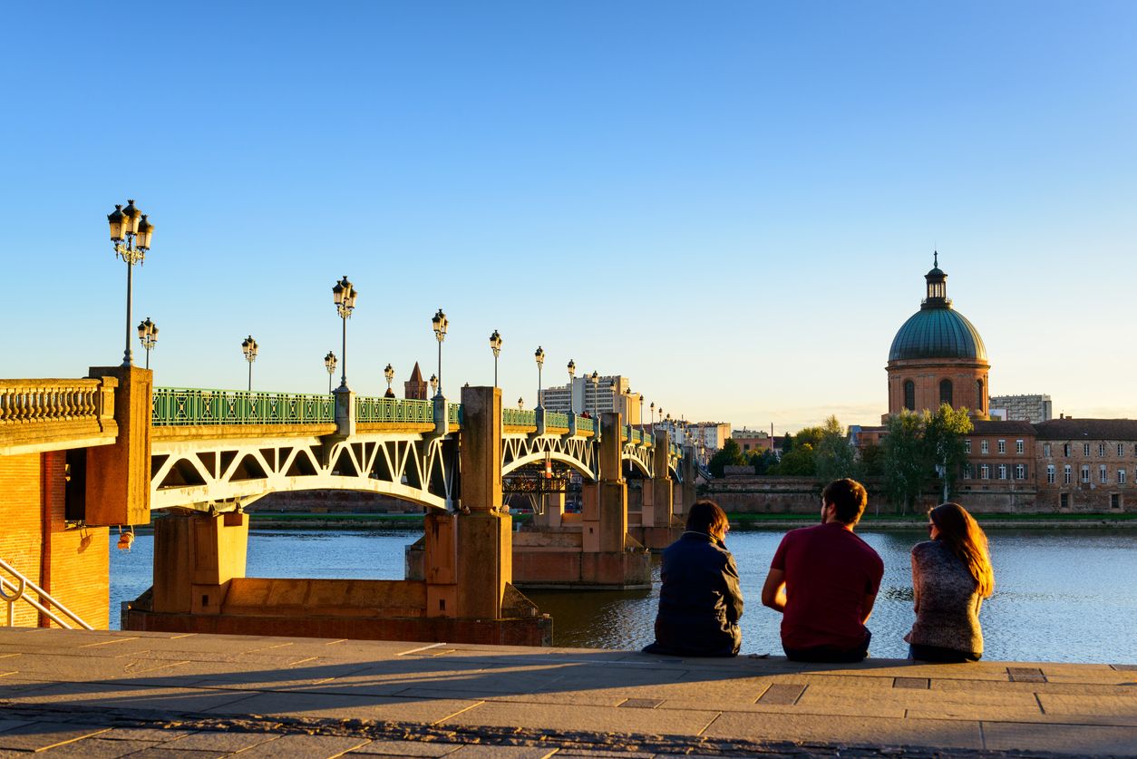 El muelle junto al Pont Neuf, es el mejor lugar para ver el atardecer en Toulouse