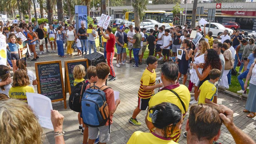 Trabajadores, socios y deportistas del Metropole se manifiestan en contra de los despidos