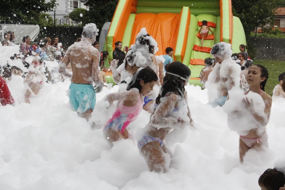 Fiesta de la espuma en el colegio Carballal