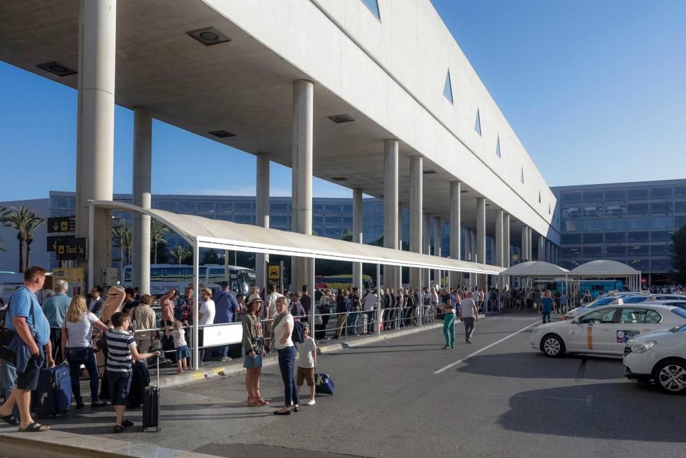 Los taxistas del aeropuerto suspenden sus servicios en protesta por la piratería