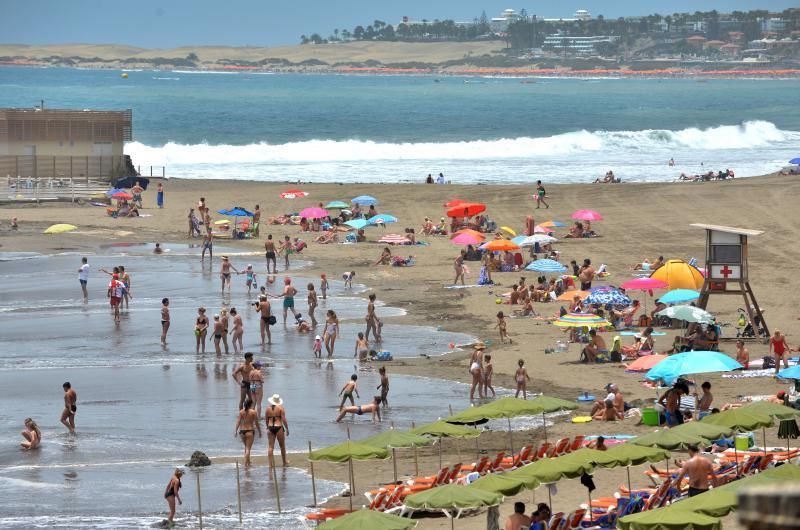 11/07/2018 SAN AGUSTÍN, SAN BARTOLOMÉ DE TIRAJANA. Calor en la playa de Las Burras. SANTI BLANCO  | 11/07/2018 | Fotógrafo: Santi Blanco