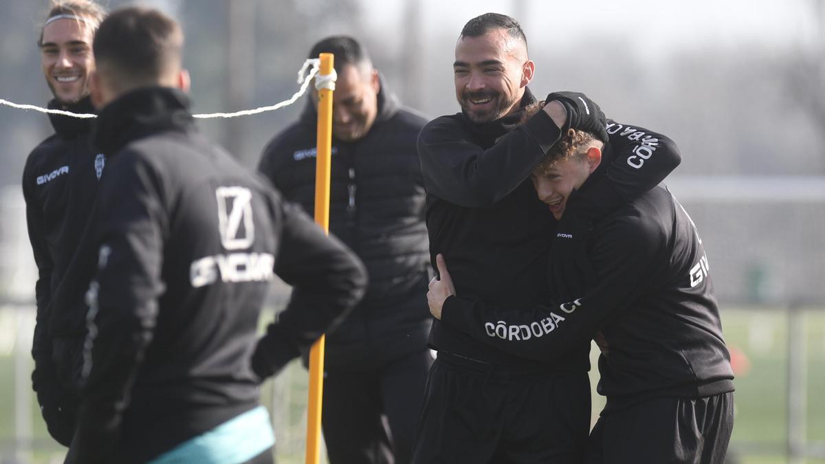 De las Cuevas abraza a Simo en la sesión de entrenamiento en la Ciudad Deportiva del Córdoba CF.