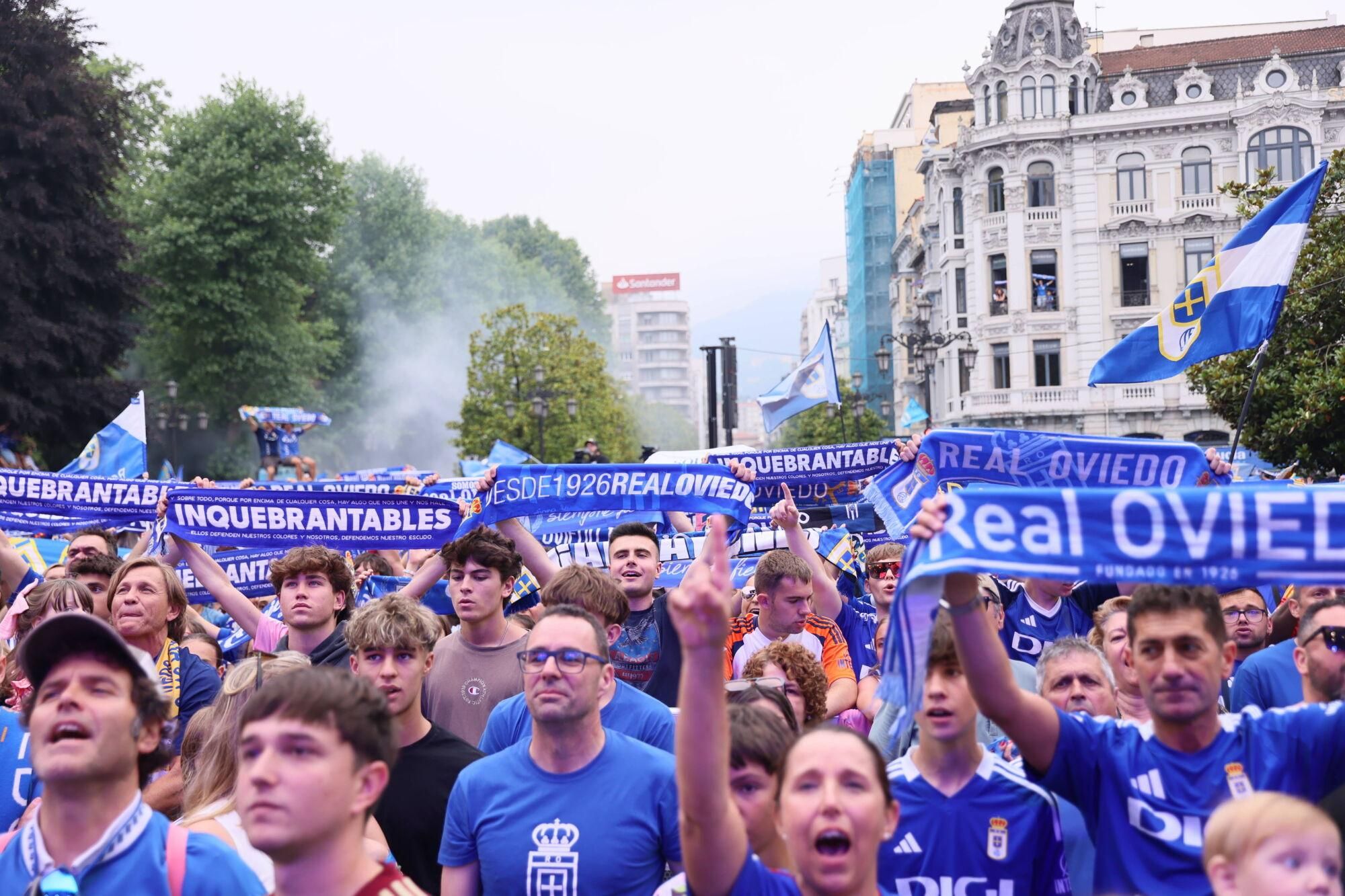 Locura azul en las calles de Oviedo para celebrar el ascenso del equipo a Primera División