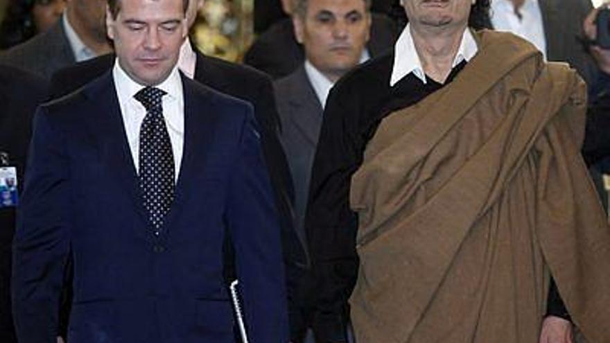 El líder libio, Muamur al Gadafi, junto al presidente ruso Dmitry Madvedve.