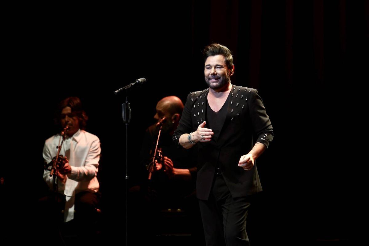 El concierto de Miguel Poveda en Gijón, en imágenes