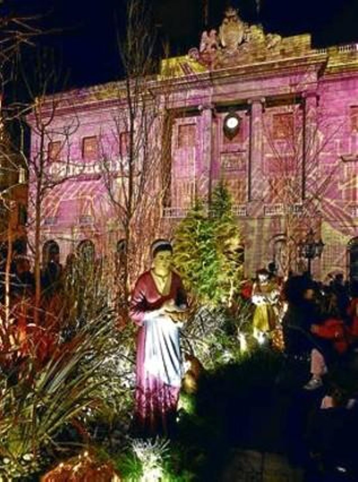 Una de les figures que formen part del pessebre de la plaça de Sant Jaume.