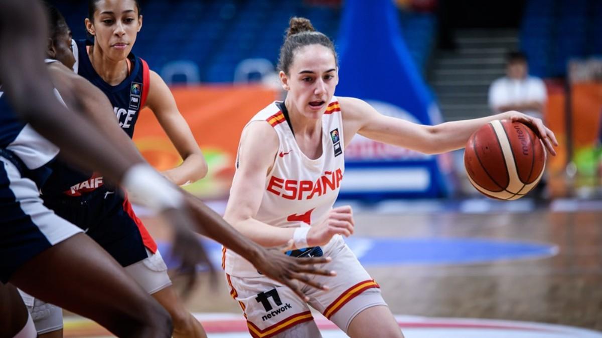 Iyana Martín en una acción ante Francia