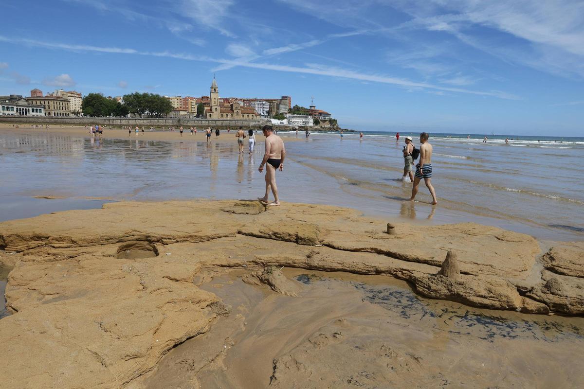La roca que sorprendió a los bañistas de San Lorenzo, en imágenes