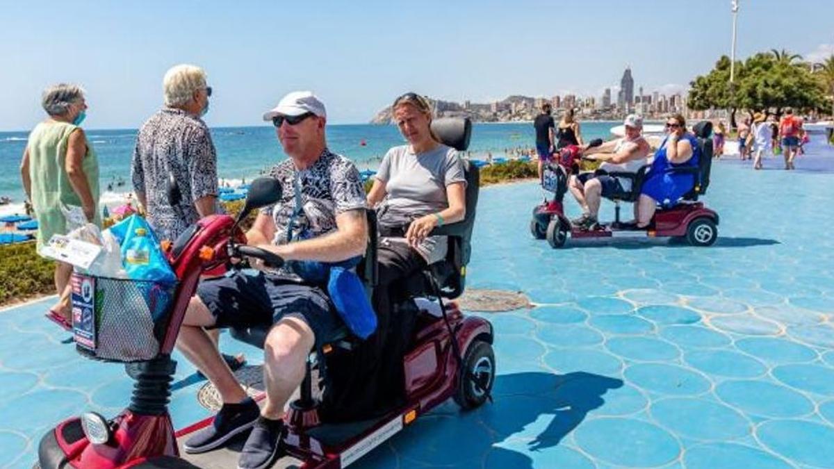 Turistas extranjeros pasean por uno de los paseos marítimos de Benidorm, este mes de agosto.