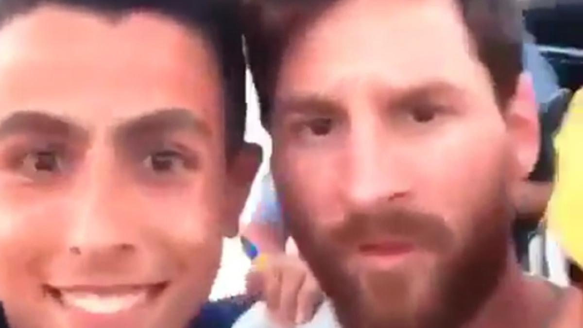 Leo Messi, rodeado por unos aficionados en Ibiza